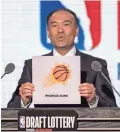  ?? PATRICK GORSKI/USA TODAY SPORTS ?? NBA Deputy Commission­er Mark Tatum announces the Suns as the winner of the draft lottery Tuesday.