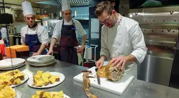  ??  ?? Il taglio Un momento della serata di «Panetthòn» a I Tigli di San Bonifacio