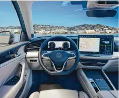  ?? ?? Auch das Cockpit des VW Passat reicht an die Oberklasse heran. Das Infotainme­nt-Display ist schon in der Serie 13 Zoll groß und wächst gegen Aufpreis auf 15 Zoll.