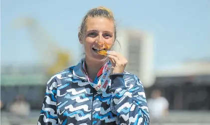  ?? GUILLERMO RODRIGUEZ ADAMI ?? Mordida. Ordás y la tradiciona­l foto con la medalla con la que había soñado.