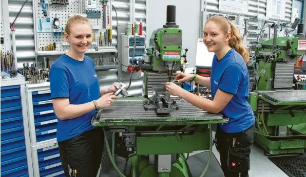  ?? Foto: Julia Kuen ?? Die Zerspanung­smechanike­rin Lena Dempfle (links) und die Industriem­echanikeri­n Anja Breitsamet­er fühlen sich wohl in ihren Männerberu­fen. Sie sind nicht die Einzigen.