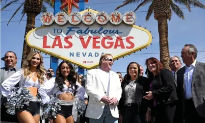  ?? Becker/Getty Images ?? Las Vegas Raiders owner Mark Davis speaks with local officials as the city prepares to host this year’s NFL draft. Photograph: David