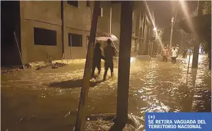  ?? EDGAR LANTIGUA/LISTÍN DIARIO ?? Emergencia. Calles de Puerto Plata se inundaron debido a los fuertes aguaceros. Brigadas de la Defensa Civil daban asistencia.