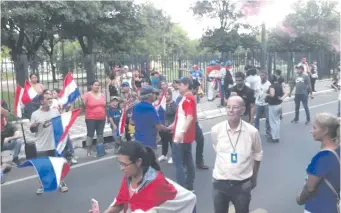  ?? ?? Convocator­ia de los manifestan­tes en las inmediacio­nes del Congreso ayer en horas de la tarde.