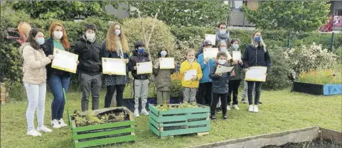  ??  ?? Les petits jardiniers de l’école primaire des Canonges récompensé­s pour leur implicatio­n par leur diplôme individuel