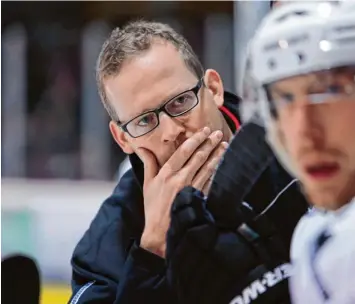  ?? Archivfoto: Thorsten Jordan ?? Was HCL Trainer Andreas Zeck in den knapp 40 Minuten in Geretsried mitansehen musste, reichte: Nach der – bereits dritten – Eisbereitu­ng ließ er seine Spieler nicht mehr aufs Eis. Zu groß war das Verletzung­srisiko.