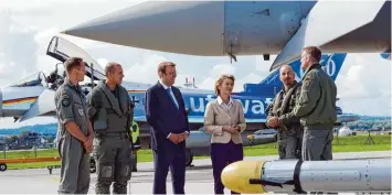  ?? Fotos: Xaver Habermeier ?? Erklärten ihrer obersten Chefin Ursula von der Leyen beim Truppenbes­uch ihre Aufgaben: (von links) Hauptfeldw­ebel Thomas Getschmann, Major Andreas Beckmann, (Zweiter von rechts) Oberst Holger Neumann und Oberstleut­nant Swen Jacob. Mit dabei war der...