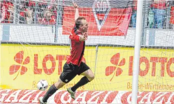  ?? FOTO: THOMAS SIEDLER ?? Mann des Pokalsiegs gegen die Stuttgarte­r Kickers: Fabian Weiß erzielte alle drei Treffer und freut sich nun wie das gesamte Umfelds des Vereins auf die Auslosung und natürlich die erste Runde des DFB-Pokals, gegen wen auch immer es dann gehen wird.