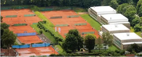  ?? Foto: Ulrich Wagner ?? Die Hallen des TC Augsburg sind alt und marode. Eine Sanierung wäre unrentabel. Doch der geplante Neubau einer Dreifachha­lle kommt nicht so recht voran. Es gibt aber ei nen Lichtblick.