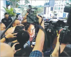  ??  ?? Reporters crowding around Anwar as he enters a waiting vehicle to take him to the airport for Sibu.