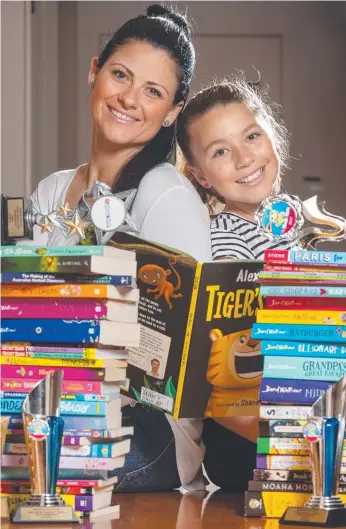  ?? Picture: JAY TOWN ?? Avid reader Makaira Muscat with her mum Rebecca.