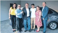  ??  ?? Los ejecutivos de Cooperativ­a Elga junto al feliz ganador Claudio Escobar y su hijo.