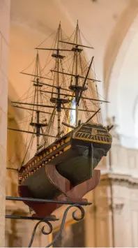  ??  ?? Dans l’église Saint-sauveur. Au xviie siècle, marins ou migrants, tous ceux qui allaient entreprend­re le long et périlleux voyage jusqu’aux Amériques, venaient y prier pour s’attirer la protection divine.