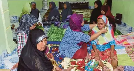  ?? [FOTO ZULKARNAIN AHMAD TAJUDDIN/BH] ?? Ahli keluarga berkumpul di rumah ibu Mohd Fazly di FELDA Air Tawar 4, Kota Tinggi.
