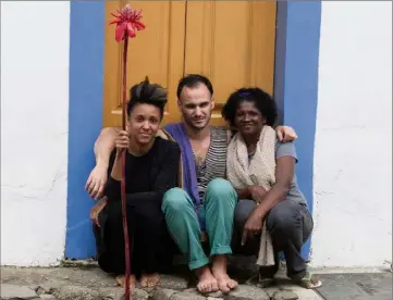  ??  ?? Cédric Vacherié voulait s’intégrer parfaiteme­nt à Paraty au Brésil, où il souhaitait créer une communauté d’artistes. Il avait assimilé le mode de vie, les us et coutumes de son pays d’adoption. (Photo DR)