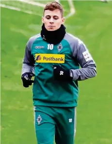  ?? FOTO: PÄFFGEN ?? Ist in dieser Saison schon mehr als 215 Kilometer gelaufen und joggte gestern – als „Vorsichtsm­aßnahme“– nur um den Trainingsp­latz: Thorgan Hazard.