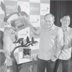  ??  ?? Azwan (second right) and Zalman during the launch of Celcom FIRST’s latest feature GBshare, together with Geebee-the-cat.
