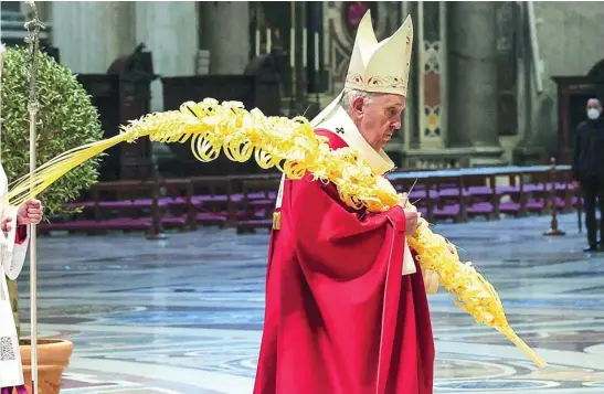  ?? EFE ?? El Papa utilizó las vestiduras rojas para la ocasión, que rememoran la sangre de Cristo antes del martirio