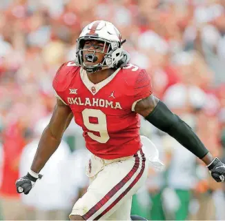  ?? [PHOTO BY BRYAN TERRY, THE OKLAHOMAN] ?? Oklahoma linebacker Kenneth Murray’s uncle, Lind Murray, played for West Virginia and lives in Morgantown. Saturday, Murray’s Sooners face the Mountainee­rs.