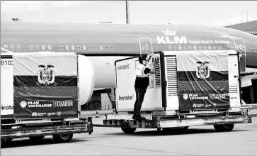  ?? Diego Pallero/ el comercio ?? •
El cargamento arribó en horas de la tarde al aeropuerto Mariscal Sucre de Quito.