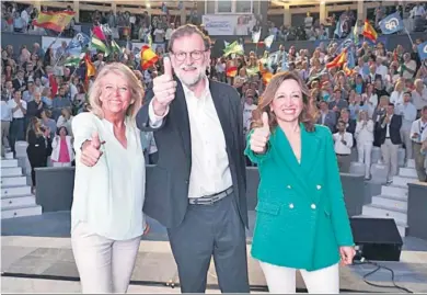  ?? ?? Ángeles Muñoz, Mariano Rajoy y Patricia Navarro, ayer en Marbella.
ÁLEX ZEA | EUROPA PRESS