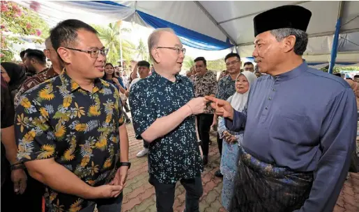  ?? ?? Hello there: dr Wee sharing a light moment with Mohamad (right) and his wife datin Seri raja Salbiah Tengku nujumudin (second from right) at the umno deputy president’s Hari raya open house in rantau. looking on is ling (left).