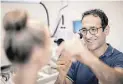  ?? BILD: Maxi Krahl ?? Dr. Haitham Saba setzt modernste Geräte ein, um eine Nasenneben­höhlenentz­ündung zu erkennen.