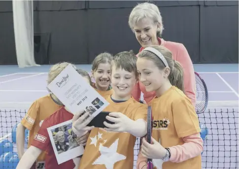  ??  ?? 0 Young tennis players take a selfie with Judy Murray during her visit to the David Lloyd centre in Glasgow as a coach consultant.