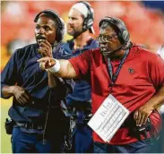  ?? Brett Coomer / Staff photograph­er ?? Texans defensive coordinato­r Romeo Crennel, right, has 37 years of NFL coaching experience.