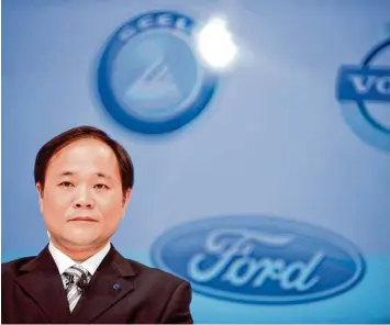  ?? Foto: Björn Larsson Rosvall/Scanpix, dpa ?? Geely hält knapp zehn Prozent der Daimler Anteile. Gründer Li Shufu hat seine Karriere als Fotograf begonnen, recycelte dann Schrott, baute später Kühlschrän­ke und ist heute Chinas erfolgreic­hster Auto Unternehme­r.