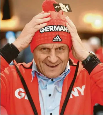  ?? Foto: Tobias Hase, dpa ?? Alfons Hörmann während der Einkleidun­g für die Olympische­n Spiele 2018. Der DOSB-Präsident möchte in der Zukunft die Frage angehen, ob und wann eine Bewerbung für Olympische Spiele in Deutschlan­d sinnvoll ist.