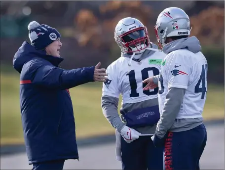  ?? NANCY LANE — BOSTON HERALD ?? Bill Belichick talks with Matthew Slater and Joe Cardona on the field during practice at Gillette stadium.