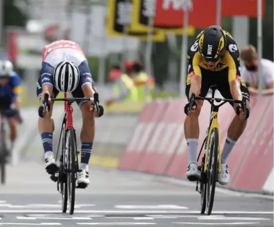  ?? Marc Van Hecke ?? Wout Van Aert toont zich aan de meet in Waregem sneller dan Edward Theuns. Remco Evenepoel wordt op afstand derde.