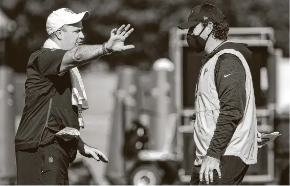  ?? Photos by Brett Coomer / Staff photograph­er ?? Texans head coach Bill O’Brien goes over some strategy with offensive coordinato­r Tim Kelly, who will be taking over play-calling duties from O’Brien this season.