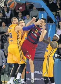  ??  ?? BRILLANTE. Satoransky, en lucha con Sokolov, destacó en el Barça.