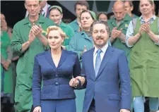  ?? ?? WINSLET Y Guillaume Gallienne en una escena de ‘El Régimen’ donde él interpreta a su marido Nicholas