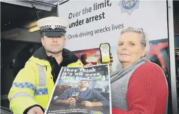 ??  ?? TC Paul Long and Lorraine Allaway promoting the 95 Alive Christmas drink and drug driving campaign. 165025a