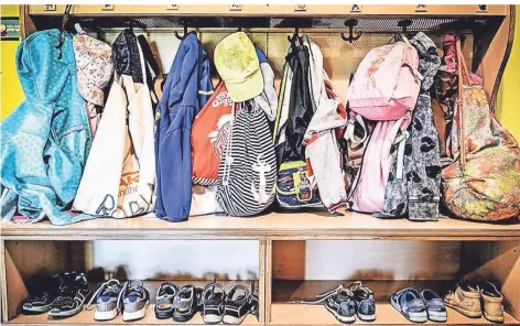  ?? FOTOS: KOKOSKA/SENS ?? Auf das Gewusel an der Garderobe im Kindergart­en „Die Gartenzwer­ge“müssen die Erzieher in den nächsten Wochen verzichten.