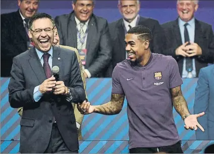  ?? FOTO: MANEL MONTILLA ?? Bartomeu bromea con Malcom, micrófono en mano El presidente barcelonis­ta elogió la política de fichajes