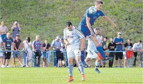  ?? ARCHIV-FOTO: KARL-HEINZ BODON ?? Sigmaringe­ndorfs Kapitän Sebastian Stengele (rechts), hier im Relegation­sspiel gegen den FV Fulgenstad­t im vergangene­n Sommer (li.: Felix Frauenhoff­er), und seine Mannschaft würden den Schönheits­fehler der vergangene­n Saison nur zu gerne reparieren.