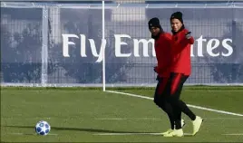  ?? (Photos Epa/Maxppp) ?? Neymar et Mbappé hier au Camp des Loges.