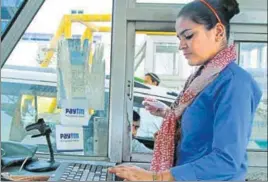  ?? WASEEM GASHROO/HT ?? A women attendant at the toll plaza in Faridabad .