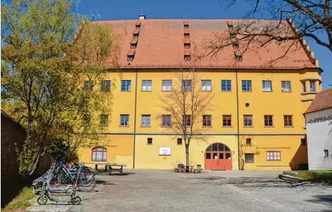  ?? Foto: Wehrmann ?? Auf der Rückseite des historisch­en Gebäudes am Weinmarkt in Nördlingen soll angebaut werden – hier soll die Erweiterun­g der Grundschul­e Mitte entstehen. Laut Stadtbau meister Hans Georg Sigel soll der moderne Anbau vier Stockwerke haben.