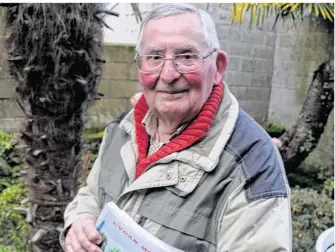  ??  ?? Christian Martin avec, en mains, les épreuves de son livre.