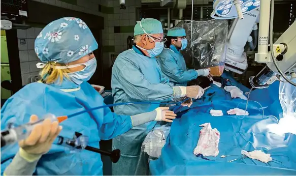  ?? Foto: Martin Veselý, MAFRA ?? Moderní metody Zákroky, které zkracují dobu hojení pacienta, zaváděly i kardiochir­urgie.