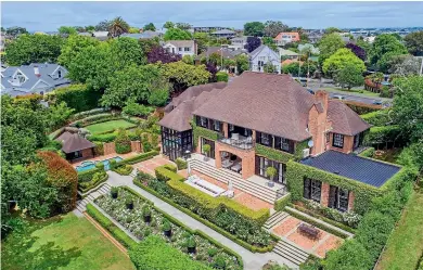  ??  ?? This$25 million mansion in Remuera, Auckland, didn’t have the right views for an America’s Cup syndicate boss.