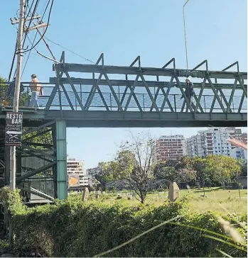  ?? ?? Puente y terraplén. El lugar que aprovechan los delincuent­es para escapar tras robar.