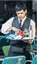  ?? LUIS TATO ?? Un camarero en Barcelona