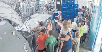  ?? FOTO: WALTER SCHMID ?? 25 Kinder besuchten die Limo- und Bier-Abfüllanla­ge in der Brauerei Stolz.