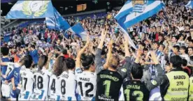  ??  ?? Fiesta con la grada de animación.Las jugadoras de Arconada celebraron a la conclusión del encuentro el pase a la final con la Grada Aitor Zabaleta.